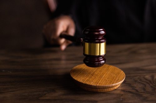 Jakie są kary za nielegalną uprawę, posiadanie i sprzedaż marihuany w Polsce? Przykładowe wyroki polskich sądów